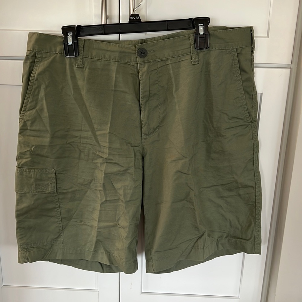 Men’s 38 Columbia Forest Green Shorts